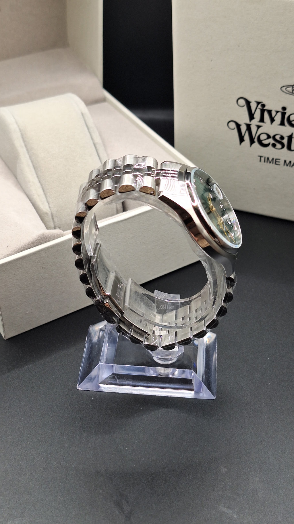 Vivienne Westwood Womens Camberwell Silver Watch With Green Dial - VV261GRSL