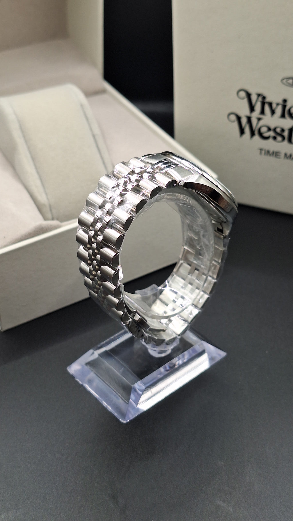 Vivienne Westwood Womens Camberwell Silver Watch With Green Dial - VV261GRSL