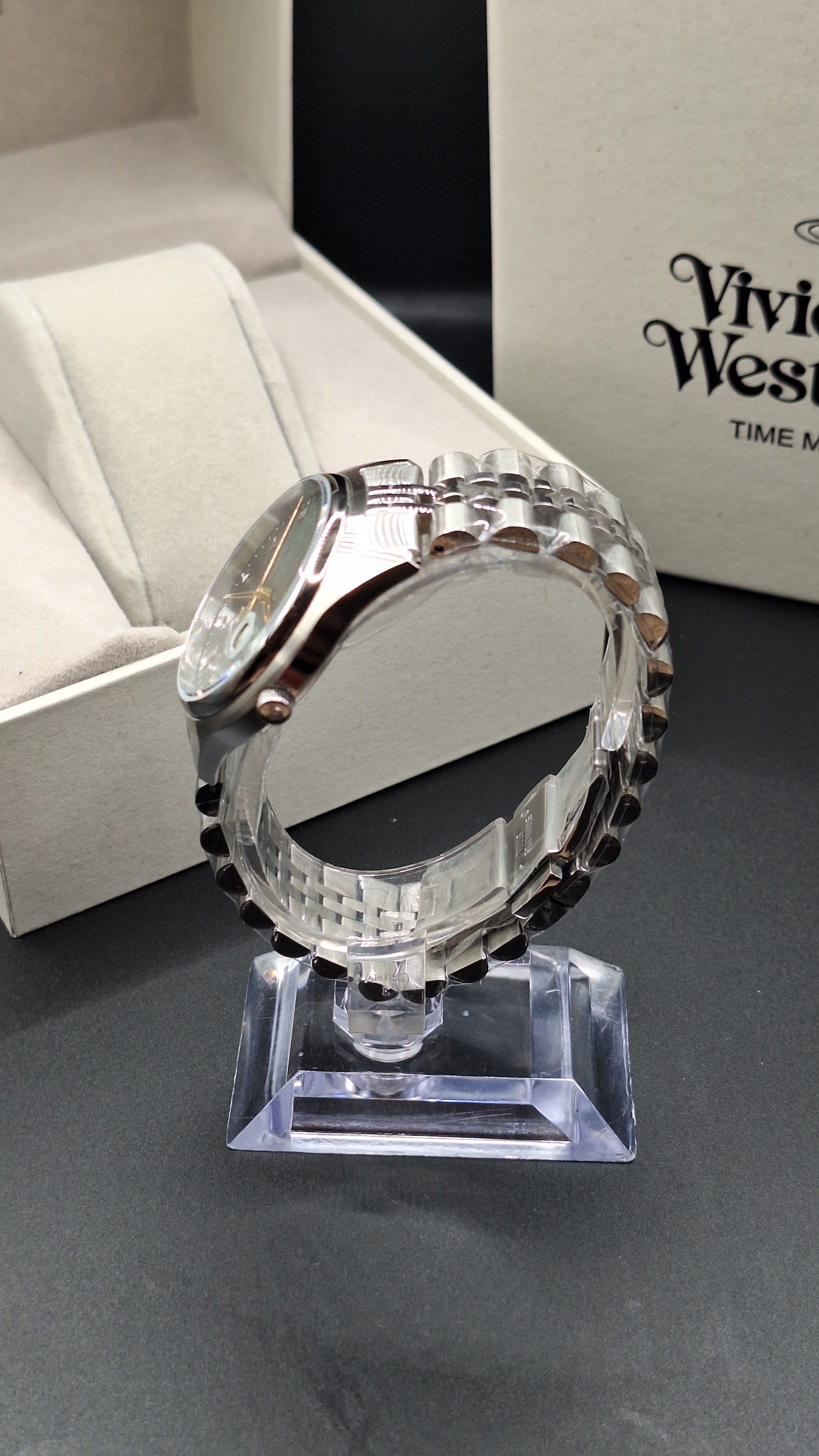 Vivienne Westwood Womens Camberwell Silver Watch With Green Dial - VV261GRSL